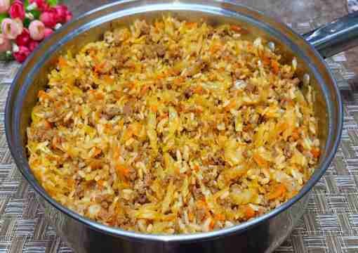 Капуста тушеная с фаршем и рисом
