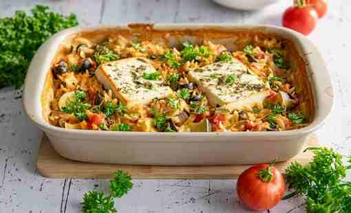 Запеченная паста орзо с сыром фета и овощами