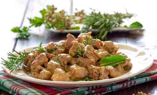 Бокончини по-итальянски из куриной грудки с миндалем и вином