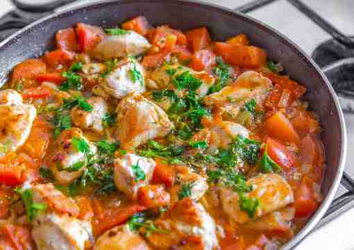 Рагу из куриных бедрышек, помидоров и перцев
