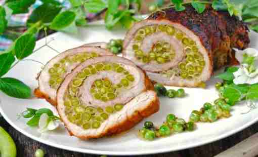 Рулеты из куриной грудки со сливочным горошком