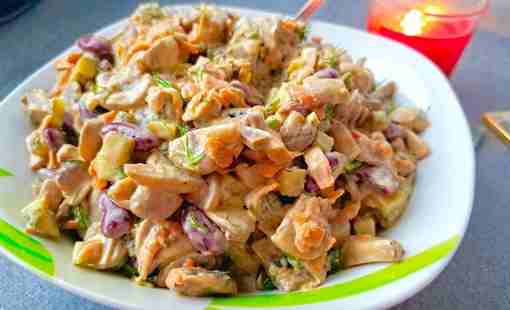 Салат из фасоли с помидорами и сыром