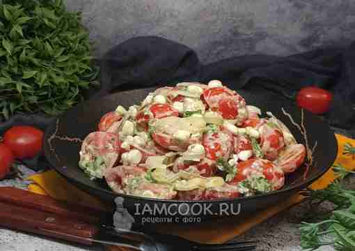 Салат из помидоров с творогом и песто