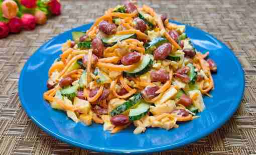 Салат с копченой курицей и фасолью