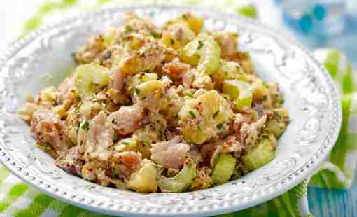 Теплый салат из копченой скумбрии и картофеля