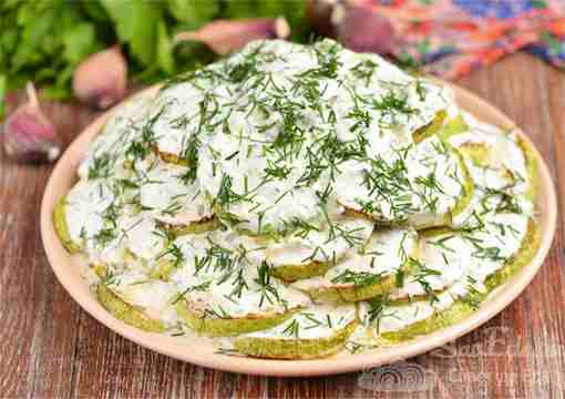 Кабачки с огуречным соусом
